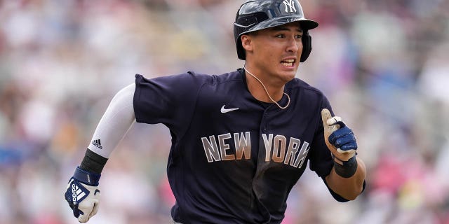 Anthony Volpe #77 de los New York Yankees corre durante un juego de entrenamiento de primavera contra los Minnesota Twins el 13 de marzo de 2023 en el Hammond Stadium en Fort Myers, Florida.