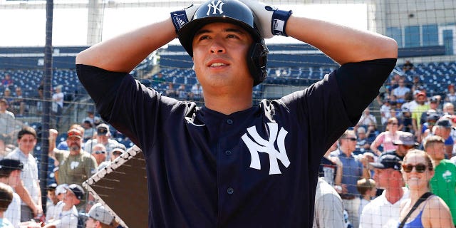 El número 77 de los Yankees de Nueva York, Anthony Volpe, observa durante el entrenamiento de primavera en el George M. Steinbrenner Field el 23 de febrero de 2023 en Tampa, Florida.