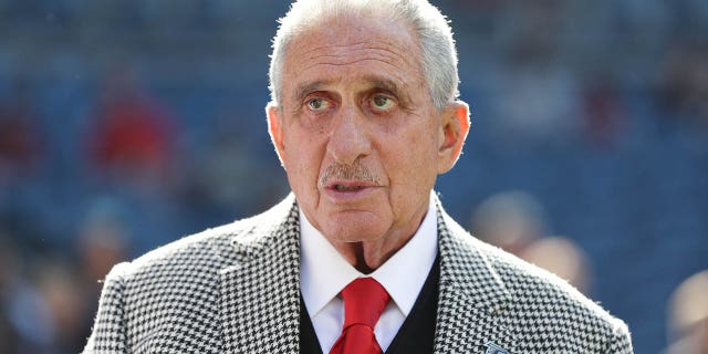 El propietario de los Atlanta Falcons, Arthur Blank, mira antes del partido contra los Seattle Seahawks en el Lumen Field el 25 de septiembre de 2022 en Seattle.