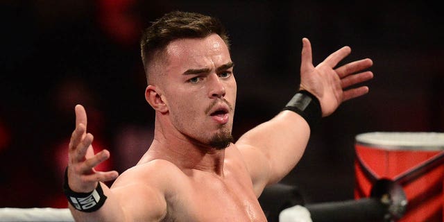 Austin Theory reacciona durante WWE Raw en el Barclays Center en Brooklyn, Nueva York, el 22 de noviembre de 2021.