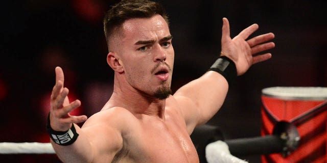 تتفاعل نظرية أوستن خلال WWE Raw في مركز باركليز في بروكلين ، نيويورك ، 22 نوفمبر 2021.