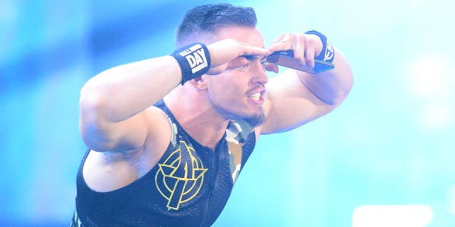 تدخل نظرية أوستن الساحة خلال WWE Raw في مركز باركليز في بروكلين ، نيويورك ، 22 نوفمبر 2021.