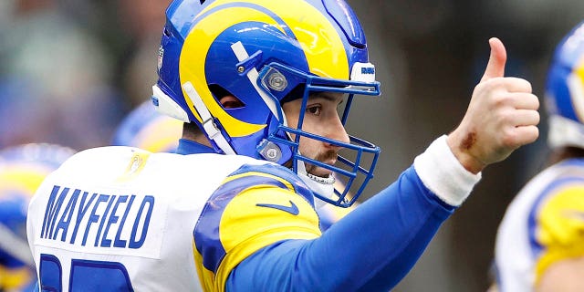 Baker Mayfield, número 17 de Los Angeles Rams, mira durante el primer cuarto contra los Seattle Seahawks en el Lumen Field el 8 de enero de 2023 en Seattle.