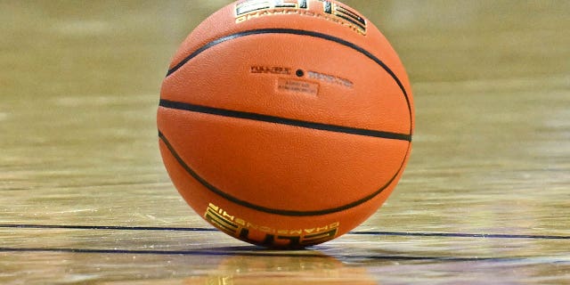 Una vista general de una pelota de baloncesto en el piso entre Kansas State Wildcats y Texas Longhorns en Bramlage Coliseum el 4 de febrero de 2023 en Manhattan, Kansas. 