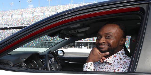 La superestrella de WWE Big E, conductora honoraria de un auto de velocidad, se prepara para conducir un auto de velocidad antes de la 64.ª edición anual de las 500 Millas de Daytona de la NASCAR Cup Series en el Daytona International Speedway el 20 de febrero de 2022 en Daytona Beach, Florida.