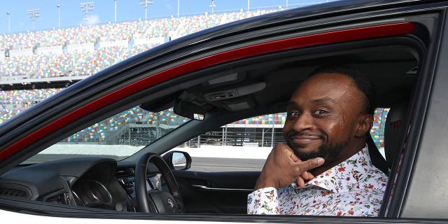 La superestrella de WWE Big E, conductora honoraria de un auto de velocidad, se prepara para conducir un auto de velocidad antes de la 64.ª edición anual de las 500 Millas de Daytona de la NASCAR Cup Series en el Daytona International Speedway el 20 de febrero de 2022 en Daytona Beach, Florida.