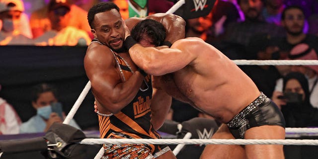 Big E, a la izquierda, pelea con Drew McIntyre durante el pago por evento Crown Jewel de World Wrestling Entertainment en Riad, Arabia Saudita, el 21 de octubre de 2021.