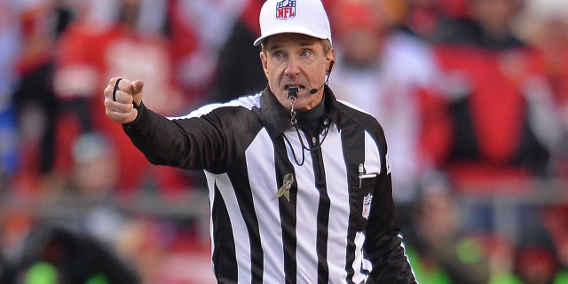 El árbitro Bill Leavy comienza a jugar durante un partido entre los Kansas City Chiefs y los Seattle Seahawks el 16 de noviembre de 2014 en el Arrowhead Stadium en Kansas City, Mo. 