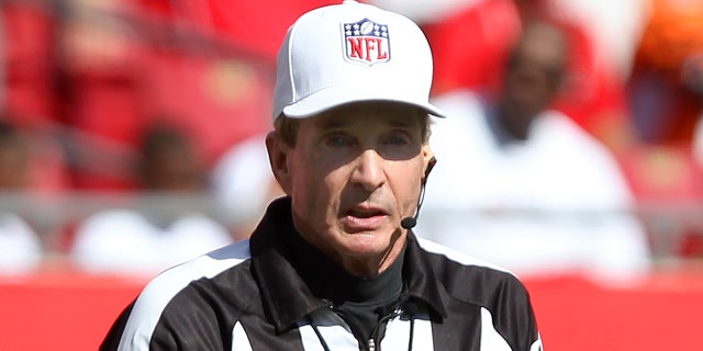 El árbitro Bill Leavy durante un partido de temporada regular entre los Cincinnati Bengals y los Tampa Bay Buccaneers en el Estadio Raymond James en Tampa, Florida.