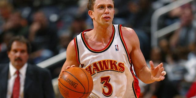 Bob Sura, n ° 3 du Miami Heat, dribble le ballon contre les Atlanta Hawks lors du match au Philips Arena le 31 mars 2004 à Atlanta.