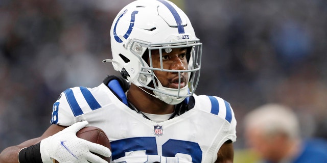 El apoyador de los Indianapolis Colts, Bobby Okereke #58, se calienta antes de un partido contra Los Vegas Raiders en el Allegiant Stadium el 13 de noviembre de 2022 en Las Vegas, Nevada.  Los Colts vencieron a los Raiders 25-20.