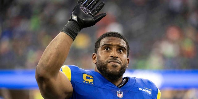 El apoyador de los Rams de Los Ángeles, Bobby Wagner, saluda a los aficionados durante el partido de los Broncos de Denver el 25 de diciembre de 2022 en Inglewood, California.