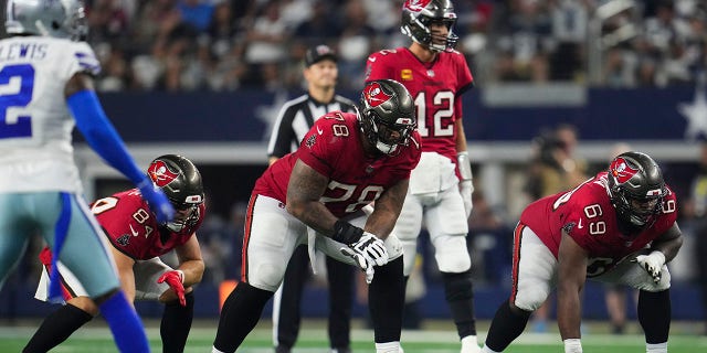 Shaq Mason, a la derecha, y sus compañeros de equipo de los Tampa Bay Buccaneers se alinean contra los Dallas Cowboys en el AT&T Stadium el 11 de septiembre de 2022 en Arlington, Texas.