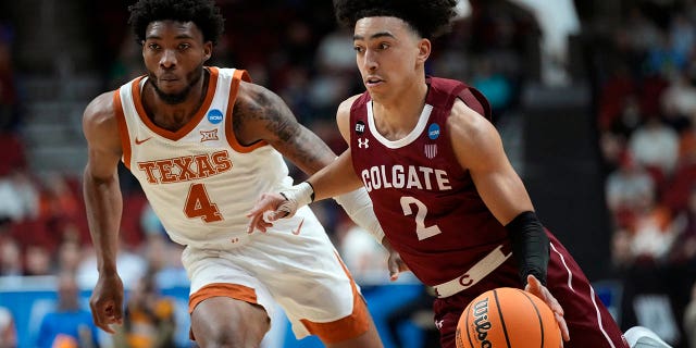 El escolta de Colgate, Braeden Smith (2), supera al escolta de Texas, Tyrese Hunter (4), en la primera mitad de un partido de baloncesto universitario de primera ronda en el Torneo de la NCAA, el jueves 16 de marzo de 2023, en Des Moines, Iowa. 