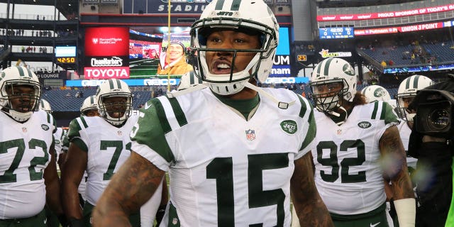 Brandon Marshall de los New York Jets anima a sus compañeros antes del partido contra los New England Patriots en el Gillette Stadium el 24 de diciembre de 2016 en Foxboro, Massachusetts.