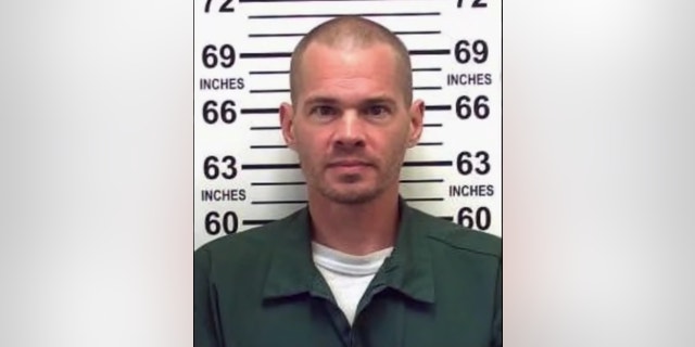 New Yorker nach jahrzehntelanger Haft wegen Tötung von Eltern und Bruder auf Bewährung entlassen; Schwester verletzen 2 Brian Britton, jetzt 50, wurde nach 33 Jahren Haft wegen Mordes an seinen Eltern und seinem Bruder auf Bewährung entlassen.
