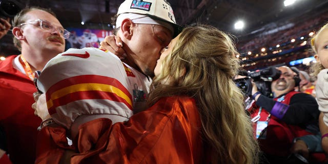 The Mahomes' kiss