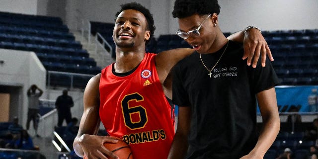 El guardia de McDonald's All American West, Bronny James, #6, lanza la pelota durante el Powerade Jam Fest en el Delmar Athletic Complex en Houston el 27 de marzo de 2023.