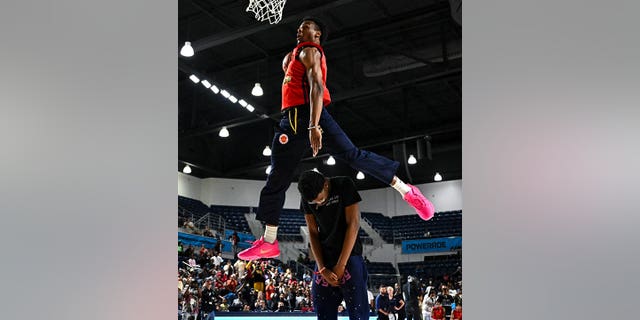 El guardia de McDonald's All American West, Bronny James, #6, lanza la pelota durante el Powerade Jam Fest en el Delmar Athletic Complex en Houston el 27 de marzo de 2023.