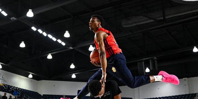 El guardia de McDonald's All American West, Bronny James, #6, durante el Powerade Jam Fest en el Delmar Athletic Complex en Houston el 27 de marzo de 2023.