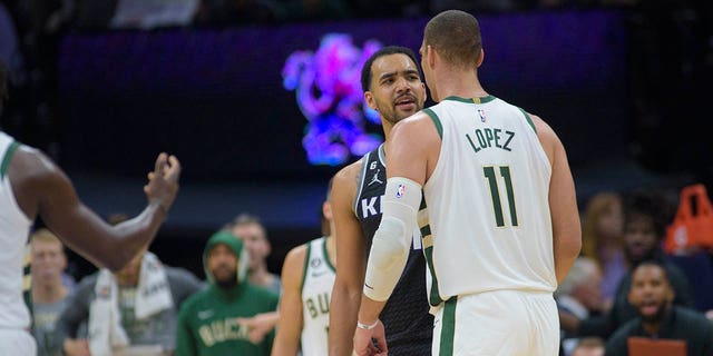 Bucks' Brook Lopez, Kings' Trey Lyles Get Into Wrestling Match At End ...