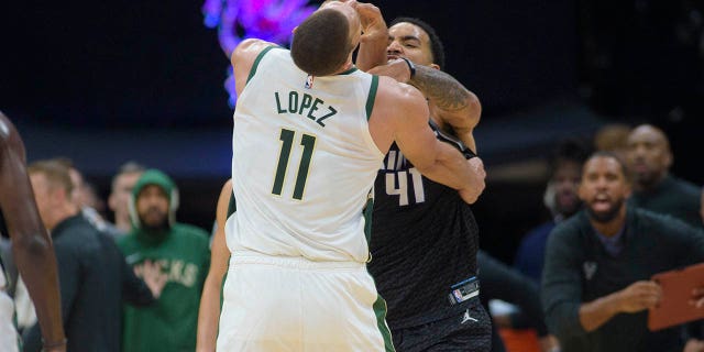 El centro de los Milwaukee Bucks, Brook Lopez, No. 11, y el alero de los Sacramento Kings, Trey Lyles, fueron expulsados ​​​​después de la pelea en Sacramento, California, el lunes 13 de marzo de 2023.