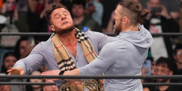 22 de febrero de 2023;  Fénix, Arizona, Estados Unidos;  El campeón de AEW, Maxwell Jacob Friedman, también conocido como MJF (traje) y Bryan Danielson (capucha) durante AEW Dynamite en el Footprint Center. 