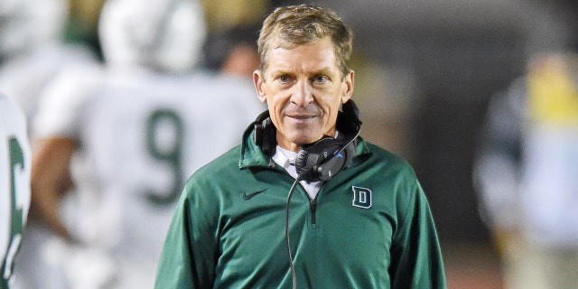 El entrenador en jefe de Dartmouth Big Green, Buddy Teevens, observa durante el juego entre Penn Quakers y Dartmouth Big Green el 4 de octubre de 2019 en Franklin Field en Filadelfia, Pensilvania.