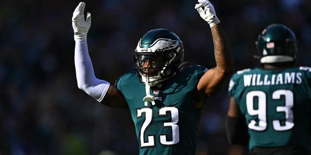 El safety de los Philadelphia Eagles, CJ Gardner Johnson, #23, reacciona ante la multitud en el segundo cuarto durante el partido entre los Pittsburgh Steelers y los Philadelphia Eagles el 30 de octubre de 2022 en el Lincoln Financial Field de Filadelfia.