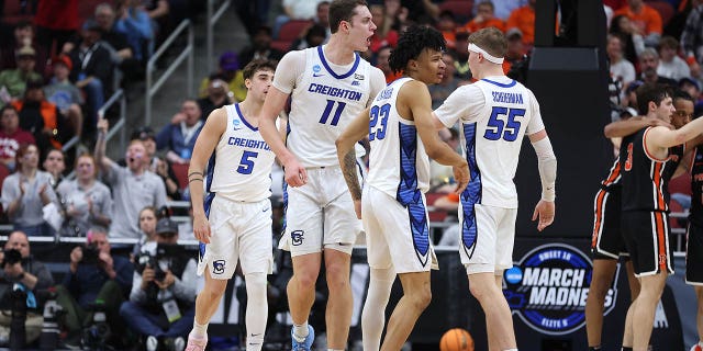 Ryan Kalkbrenner #11 de los Creighton Bluejays reacciona durante la primera mitad de la ronda Sweet 16 del Torneo de Baloncesto Masculino de la NCAA contra los Princeton Tigers en KFC YUM!  Center el 24 de marzo de 2023 en Louisville, Kentucky.