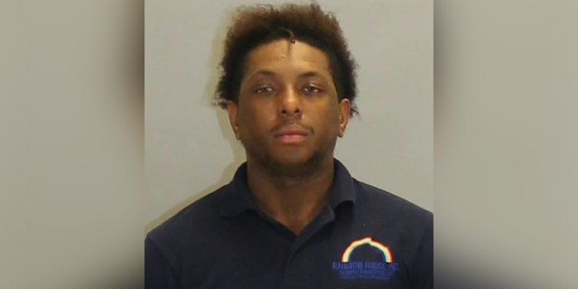 Vierter Mitarbeiter des Jugendheims in Georgia verhaftet, weitere Opfer von sexuellen Übergriffen identifiziert, Vertuschung 2 Caleb Xavier Randolph, 25, wird wegen Kindesmissbrauchs, gesetzlicher Vergewaltigung und sexueller Nötigung angeklagt.
