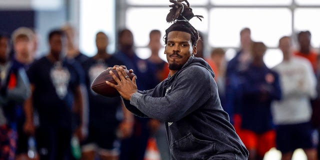 Owayengumdlali wasemuva we-NFL no-Auburn, uCam Newton, uphonsa iphasi ngesikhathi se-Auburn Pro Day, ngoLwesibili, Mashi 21, 2023, e-Auburn, Ala.