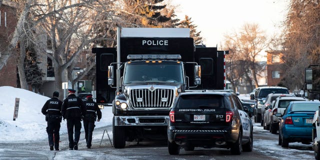 Dos policías fueron asesinados en la ciudad canadiense de Edmonton 4 La policía investiga la escena de dos oficiales que fueron asesinados a tiros mientras estaban de servicio en Edmonton el 16 de marzo de 2023.
