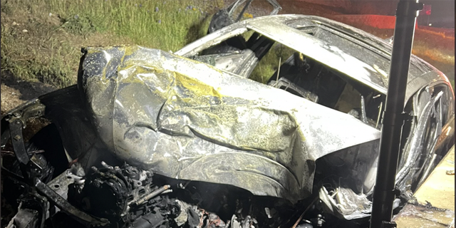 Conseguenze di un'auto in fiamme che era in un incidente ad Austin, in Texas, il 5 marzo 2023