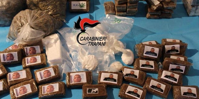 La policía italiana incauta un alijo de drogas decorado con la cara de los jefes de la mafia 4 ARCHIVO: Paquetes de drogas decorados con retratos de los jefes de la mafia siciliana Salvatore Riina y Matteo Messina Denaro se exhiben en Marsala, Italia, el 21 de marzo de 2023.