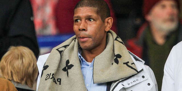 El ex jugador de Sheffield Wednesday, Carlton Palmer, y su hijo durante el partido de campeonato Sky Bet entre Sheffield Wednesday y Cardiff City en Hillsborough, Sheffield, el domingo 29 de diciembre de 2019.