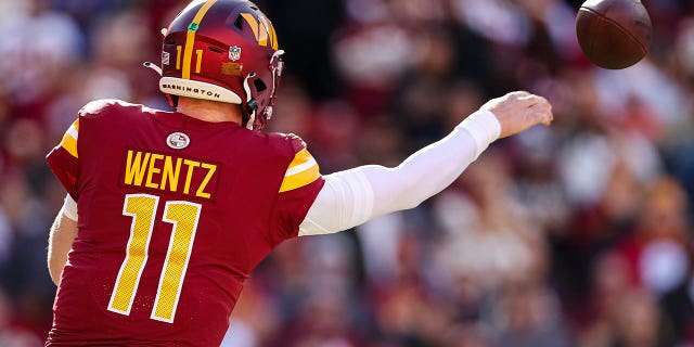 U-Carson Wentz we-Washington Commanders uzama ukudlula ngokumelene nama-Cleveland Browns e-FedExField ngo-Jan. 1, 2023, e-Landover, eMaryland.