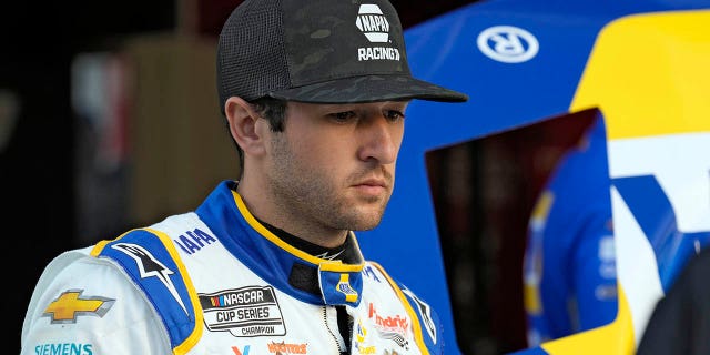 Chase Elliott menyaksikan krunya bekerja di mobilnya selama latihan untuk NASCAR Daytona 500 Jumat, 17 Februari 2023, di Daytona International Speedway.