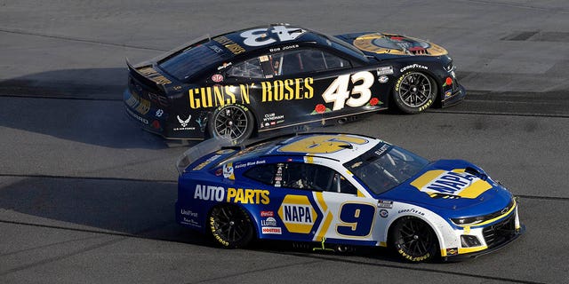 Chase Elliott, pengemudi NAPA Auto Parts Chevrolet, dan Erik Jones, pengemudi Guns N' Roses Chevrolet, berputar setelah insiden di lintasan selama NASCAR Cup Series 65th Annual Daytona 500 pada 19 Februari 2023.