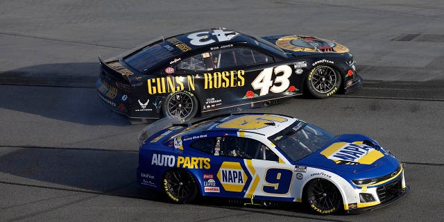 El piloto de NAPA Auto Parts Chevrolet, Chase Elliott, y el piloto de Guns N' Roses, Erik Jones, giran después de un incidente en la pista durante la 65.ª edición de la NASCAR Cup Series Daytona 500 el 19 de febrero de 2023.