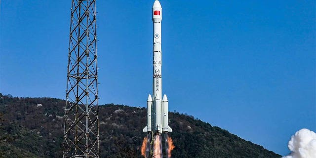 Un cohete con un satélite se lanza al espacio en la provincia china de Sichuan.