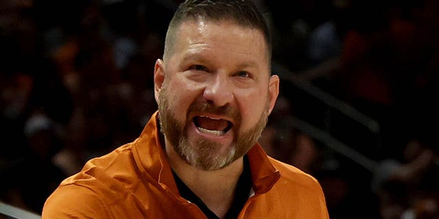 El entrenador en jefe Chris Beard de los Longhorns cuestiona una llamada durante el juego de menores de UTEP en el Moody Center el 7 de noviembre de 2022 en Austin, Texas.
