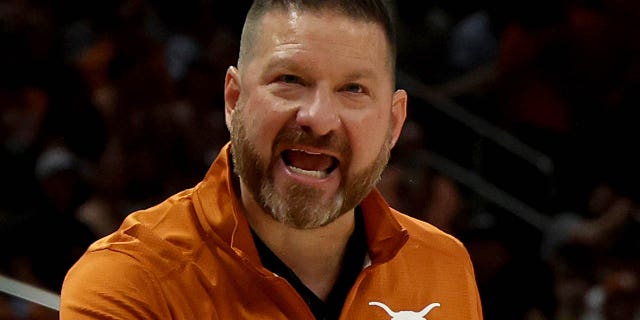 El entrenador en jefe Chris Beard de los Longhorns cuestiona una llamada durante el juego de menores de UTEP en el Moody Center el 7 de noviembre de 2022 en Austin, Texas.