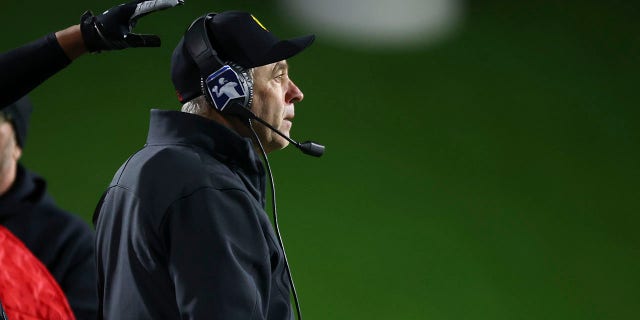 Un jugador no identificado le quita el casco al entrenador en jefe de los Ferris State Bulldogs, Tony Annese, antes de recibir un baño de celebración de Gatorade en el último cuarto contra los Valdosta State Blazers durante el campeonato de fútbol de la División II en McKinney Stadium ISD el 18 de diciembre de 2021.