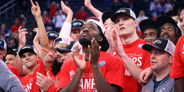 El guardia de Arizona, Courtney Ramey, centro, celebra con sus compañeros de equipo después de su victoria sobre UCLA en el juego de baloncesto universitario masculino de la NCAA por el Campeonato Pac-12, el sábado 11 de marzo de 2023 en Las Vegas.