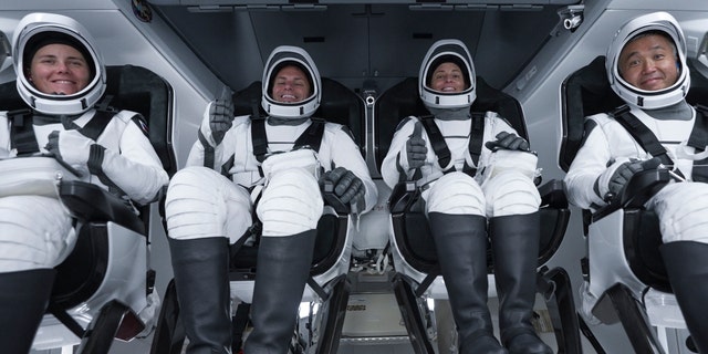 Anggota SpaceX Crew-5 duduk di dalam kapal kru Dragon Endurance di atas roket Falcon 9 sebelum diluncurkan ke Stasiun Luar Angkasa Internasional dari Launch Pad 39A Kennedy Space Center di Florida.  Dari kiri, Spesialis Misi Anna Kikina dari Roscosmos;  Pilot Josh Cassada dan Komandan Nicole Mann, keduanya astronot NASA;  dan Spesialis Misi Koichi Wakata dari Japan Aerospace Exploration Agency (JAXA).