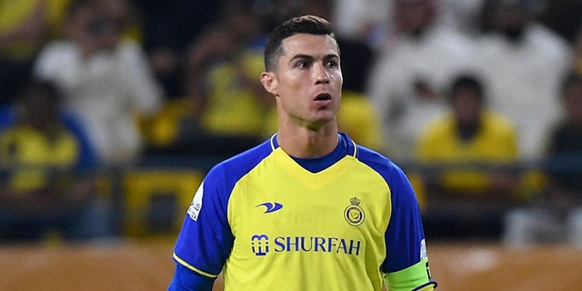 El delantero portugués de Nassr, Cristiano Ronaldo, se para en un tiro libre durante el partido de fútbol de la Saudi Pro League entre Al-Nassr y Al-Batin en el estadio Mrsool Park en la capital saudí, Riad, el 3 de marzo de 2023.