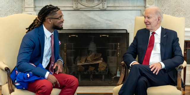 Damar Hamlin se reúne con el presidente Biden el jueves 30 de marzo de 2023. 