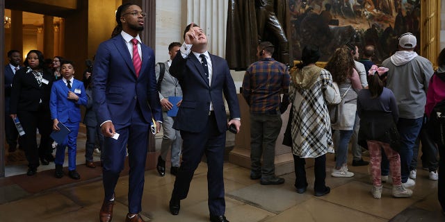 La seguridad de Buffalo Bills, Damar Hamlin, recorre el Capitolio de los Estados Unidos antes de un evento con legisladores para presentar la Ley de acceso a AED el 29 de marzo de 2023 en Washington, DC