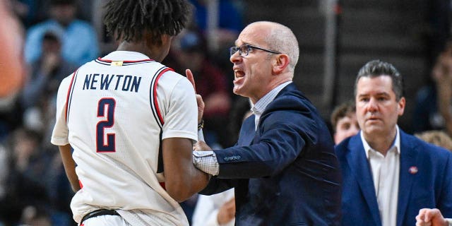 Unogada we-UConn u-Tristen Newton (2) ulalele umqeqeshi u-Dan Hurley phakathi nengxenye yokuqala yomdlalo we-basketball wasekolishi womzuliswano wesibili ne-Saint Mary's emqhudelwaneni wabesilisa we-NCAA ngeSonto, Mashi 19, 2023, e-Albany, NY.